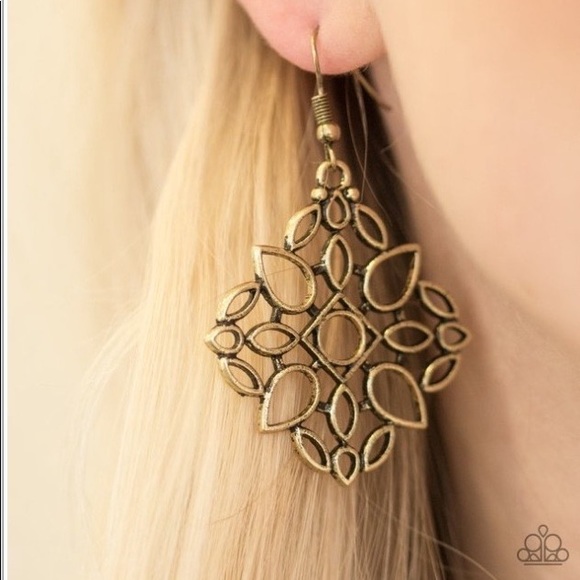 paparazzi Jewelry - ❤️Elaborate Scheme earrings